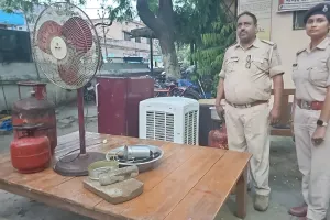 गोपालगंज में पुलिस ने किया फरारी के घर कुर्की, मामला काकड़ कुंड गांव का 